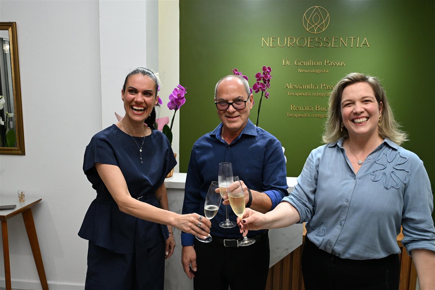 Renata Bucci, Dr. Genilton Passos e Alessandra Passos brindando na inauguração da clínica